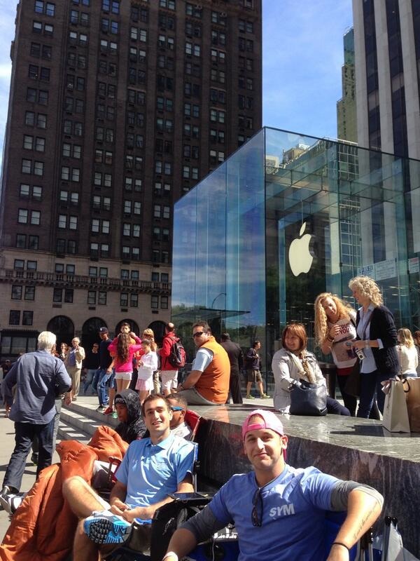 iPhone 5S  řada kempování čekání Páté Avenue v New Yorku