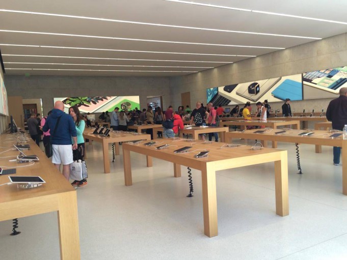 Tesla zaměstnala manažera kalifornského Apple Storu