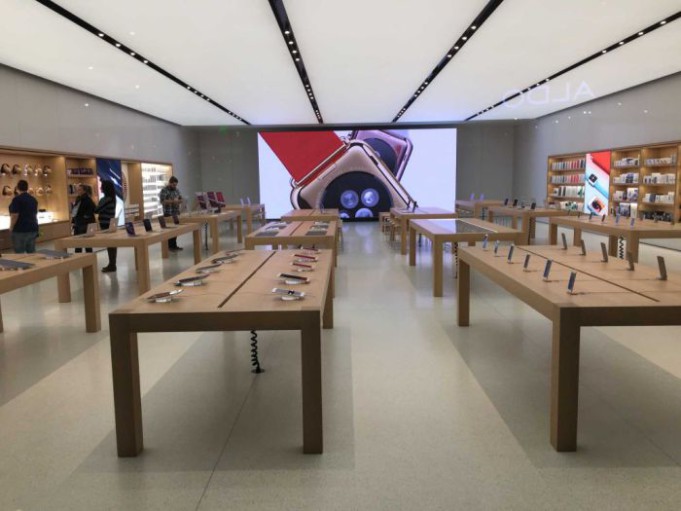 Apple vybavuje Apple Story novou obrazovkou, jedna stojí 36 milionů korun