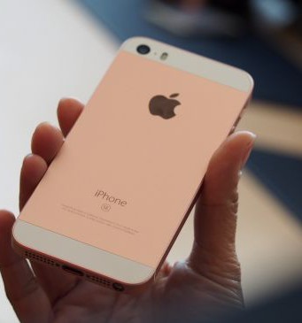 iPhone SE má problém s hovory přenášené přes Bluetooth