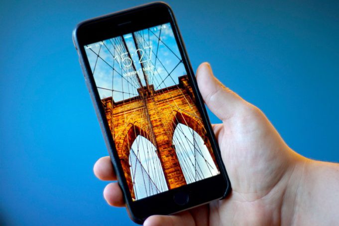 Váš iPhone musel urazit cestu na Měsíc a zpět, aby se dostal do vaší kapsy