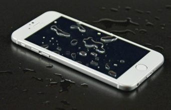 Co nejlépe pomůže utopenému iPhonu? Hoďte ho do záchodu – myslíme to vážně