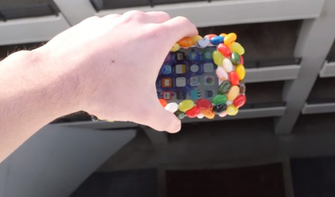 Dokáže kryt z Jelly Belly Beans ochránit iPhone před pádem z 30-ti metrů?