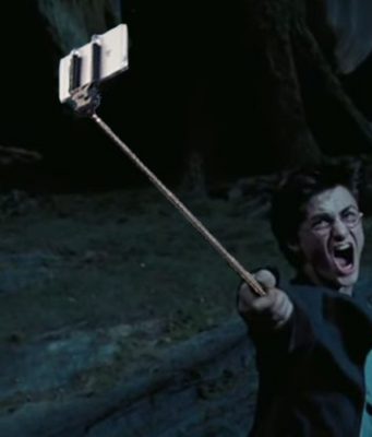 Nahradil zbraně ve filmech za selfie tyč a iPhone – podívejte se na galerii
