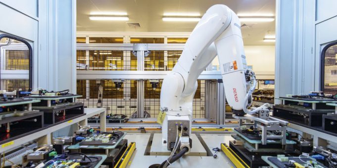 Výrobce iPhonů propouští desítky tisíc zaměstnanců – nahrazují je roboti