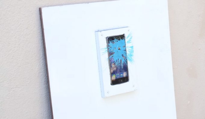 Dokáže displej iPhonu 6s přežít několik střel z paintballové pušky?