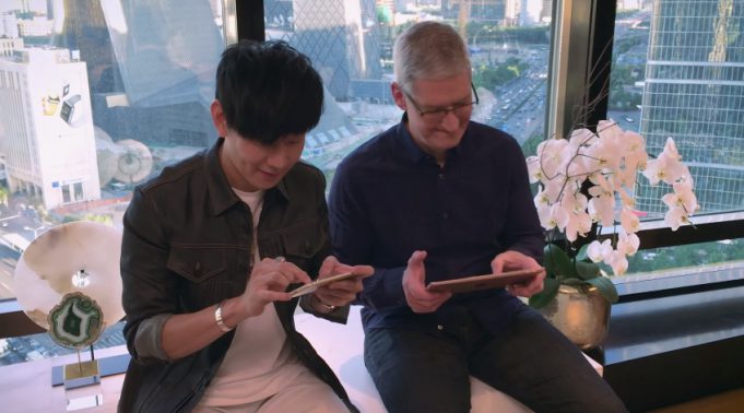 Tim Cook zahrál na iPad song od jednoho z nejpopulárnějších zpěváků v Číně