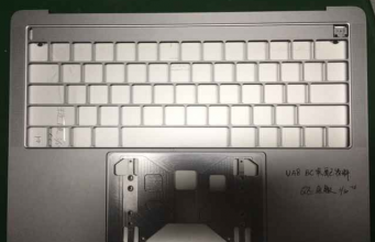 Uniklé snímky MacBook Pro ukazují pouze USB-C porty a OLED panel!