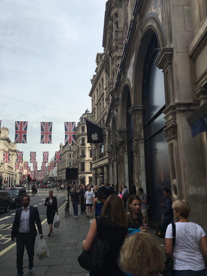 Čtenář nám zaslal fotografie z Apple Storu na Regent Street v Londýně