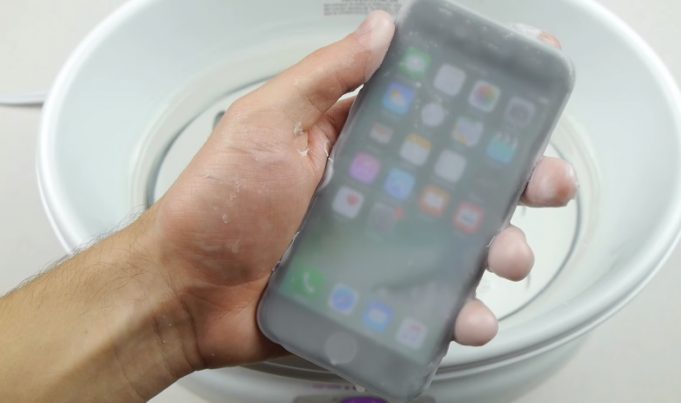 Podívejte se, jak dopadne iPhone 6s hozený horkého vosku