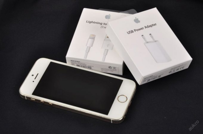 Cena iPhonu 5s se na Aukru vyšplhala už na 40 tisíc. Jak je to možné?