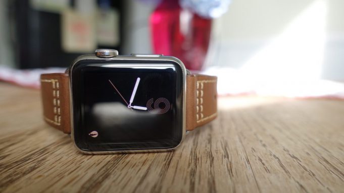 Apple Watch 2 budou mít GPS, větší baterii, barometr, FaceTime kameru a prodej začne ještě letos