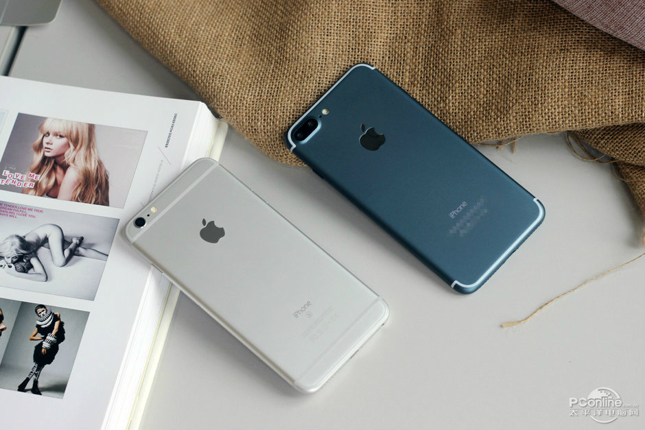 blue-iphone-7-plus-screen-turned-on-4