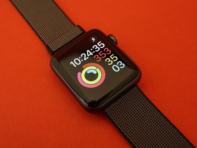 Apple zdarma opraví modely Apple Watch Series 2, které mají nafouklou baterii