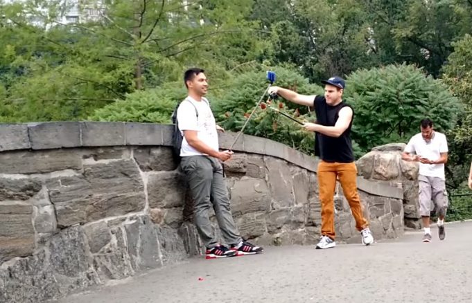 Muž běhal po ulici a pomocí kleští štípal lidem selfie tyče