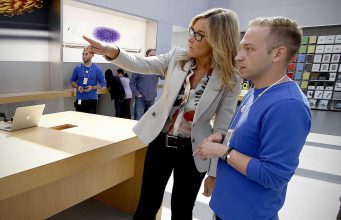 Angela Ahrendtová pracuje v Applu, ale není příznivcem technologií