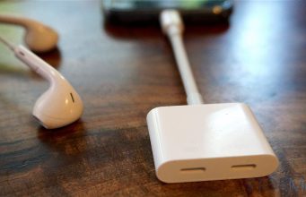 Poslouchejte hudbu a zároveň nabíjejte svůj iPhone 7