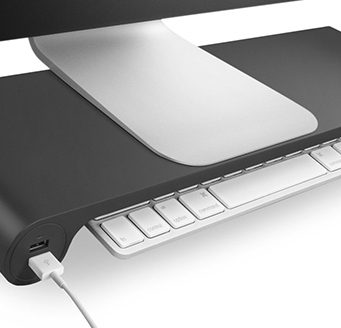 Minimalistický stojan, který vám udělá na stole pořádek