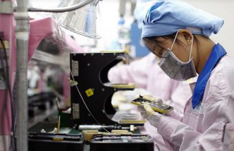 Jak je těžké vynést informaci z továrny na výrobu iPhonů?