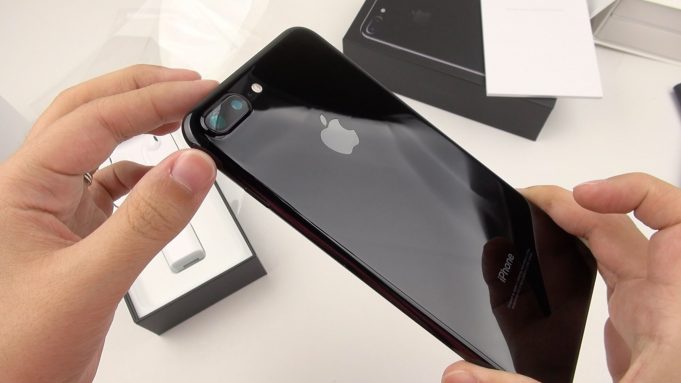 iPhone 7 Jet Black měl být prémiová řada, ale je z něj nejlevnější otloukánek