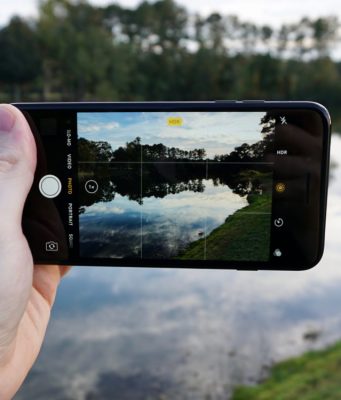 Apple plánuje představit nový 5″ iPhone s vertikální duální kamerou