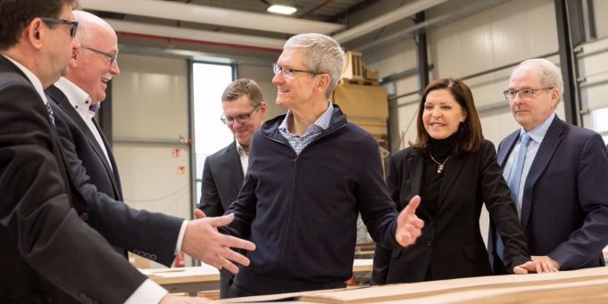 Tim Cook navštívil při své cestě po Evropě firmu, která vyrábí nábytek do Apple Storů