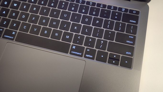 Apple pravděpodobně pracuje na dalším MacBooku Pro bez Touch Baru