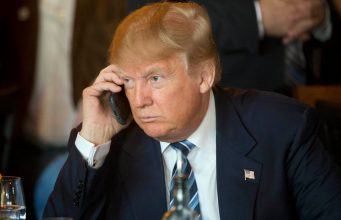 Donald Trump navrhl zavedení 10% cla na iPhony a MacBooky dovezené z Číny