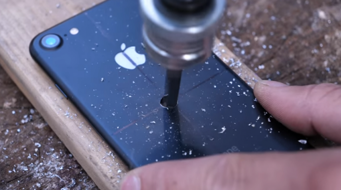 Provrtaný iPhone 7 vytvořil pomocí ložiska Spinner