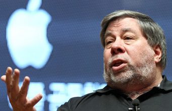 Spoluzakladatel Applu předpovídá velkou budoucnost Tesle