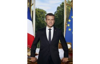 Francouzský prezident Emmanuel Macron má dva iPhony na oficiální fotografii