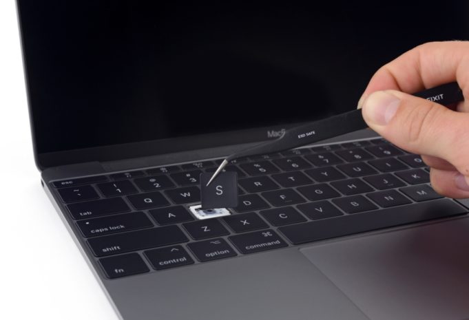 Jak to vypadá uvnitř letošního 12″ MacBooku?