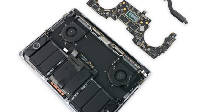 Jak to vypadá uvnitř letošního MacBooku Pro 13″ s Touch Barem?