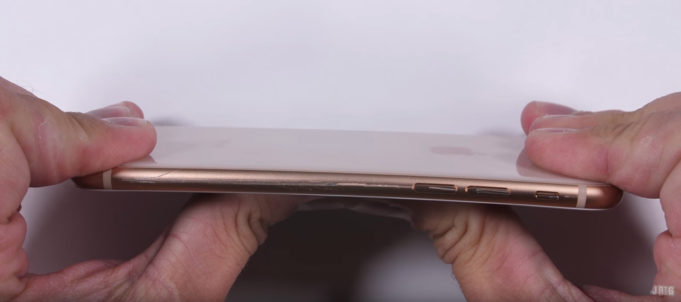 Test odolnosti – ničení iPhonu 8