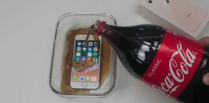Co udělá iPhone 8 v Coca-Cole na 24 hodin?