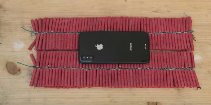 Jak dopadne iPhone X a 1000 petard?