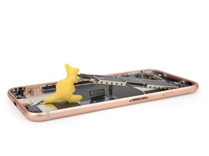 iFixit rozebral iPhone 8 a ukázal, co se uvnitř nachází