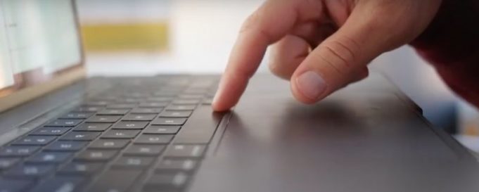 Zpěvák složil píseň o nefungujícím mezerníku na MacBooku Pro
