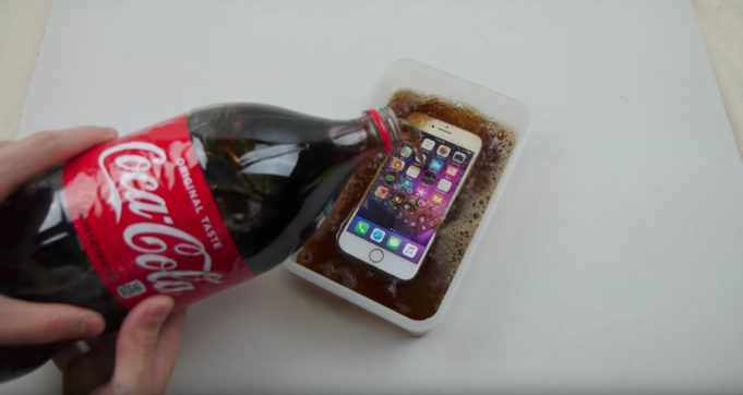 iPhone 8 byl týden v Coca-Cole