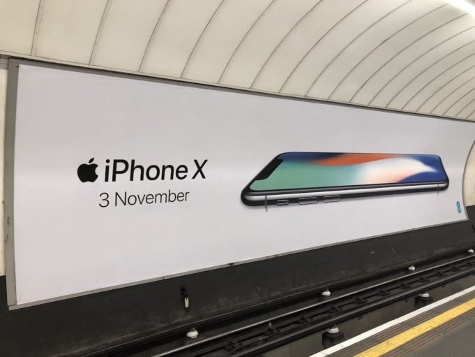 Billboardy na iPhone X jsou Torontu, Londýně, Tokiu a dalších městech