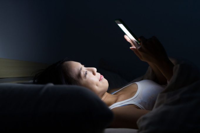 Může vám noční režim na iPhonu pomoci k lepšímu spánku?