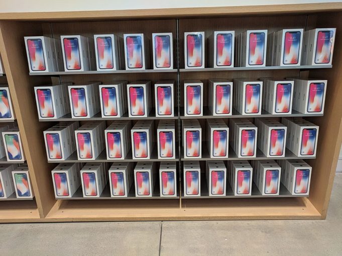 Jak vypadal prodej iPhonu X v Apple Storu na 5th Avenue v New Yorku?