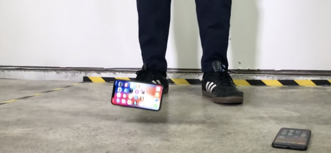 Obstojí při běžných pádech lépe iPhone 8 nebo iPhone X?