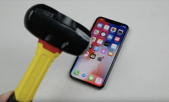 Co se stane, když potká iPhone X kladivo?