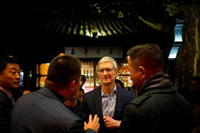 Tim Cook usiluje o navrácení zakázaných aplikaci v Číně do App Storu