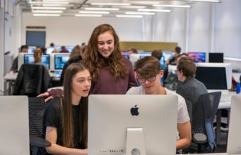 Iniciativa společnosti Apple Everyone Can Code byla přijata v 70 vzdělávacích institucích po celé Evropě