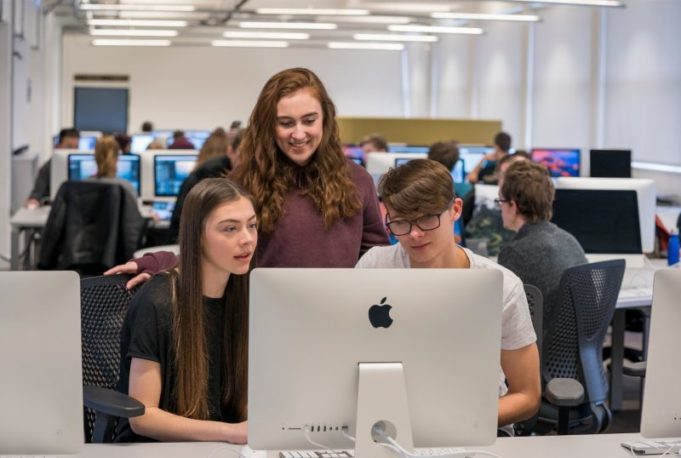 Iniciativa společnosti Apple Everyone Can Code byla přijata v 70 vzdělávacích institucích po celé Evropě