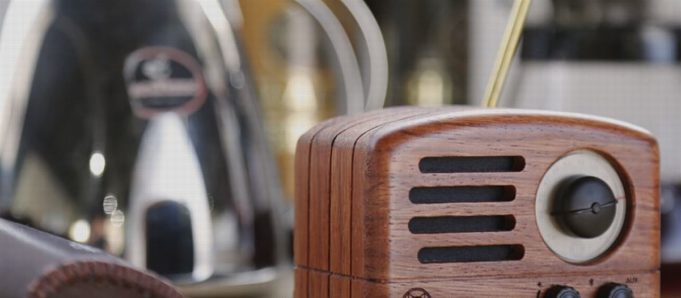 MUZEN OTR, stolní rádio kombinující tradiční design s moderními technologiemi