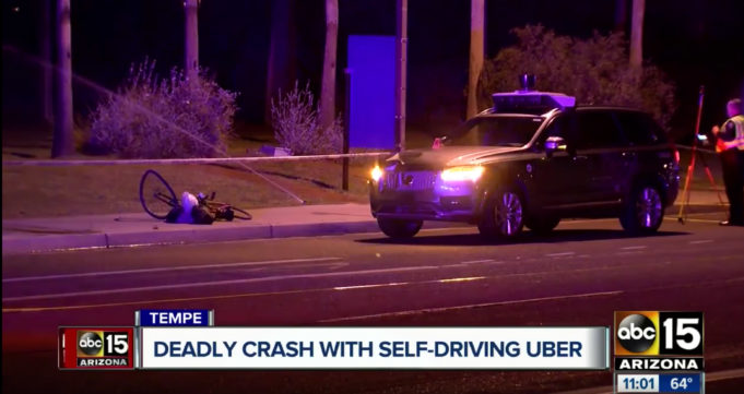 Autonomní automobil Uberu přecházející ženu viděl, ale nezastavil