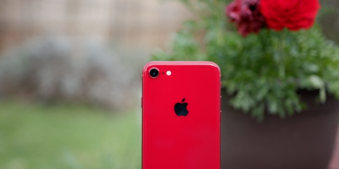 Kolik hodin musejí lidé pracovat, aby si vydělali na luxus v podobě iPhonu X?